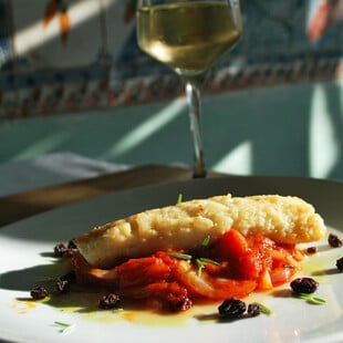 Ποια κρασιά θα απογειώσουν τον παραδοσιακό μπακαλιάρο σκορδαλιά της 25ης Μαρτίου