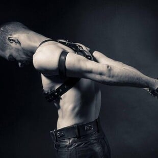 Το πορτρέτο του Πάνου, σκλάβου του BDSM και queer 