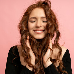 Τέλος στην ψαλίδα στα μαλλιά: Τα προϊόντα περιποίησης που κάνουν τη διαφορά