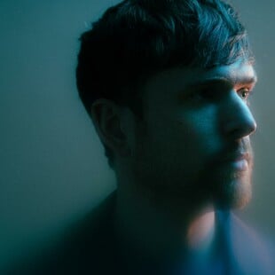 O Τζέιμς Μπλέικ τραγουδάει για την αγάπη μέσα σε ζόρικους καιρούς