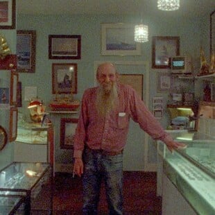 Τα μυστήρια του σύμπαντος σ' ένα κομμάτι θαλάσσιου γυαλιού