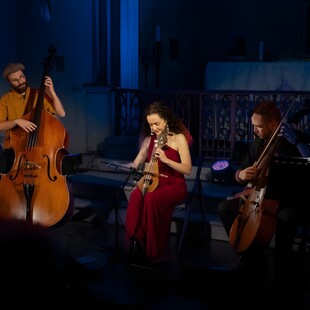 Το Kelly Thoma Trio στο Theatre of the No: Μια «Νυχτερινή Πτήση» πέρα από χρόνο και τόπο