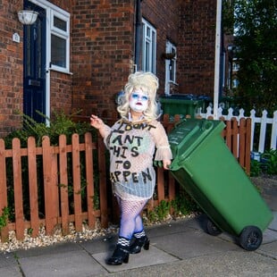 Το σώμα ως θέαμα, το drag ως εκδίκηση: ποια είναι η Midgitte Bardot