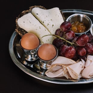 Από πότε τρώμε βραστά αυγά στα εστιατόρια και στα μπαρ της Αθήνας;