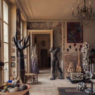 Agnès Debizet: η αυτοδίδακτη καλλιτέχνις που μετέτρεψε το σπίτι της σε σύμπαν