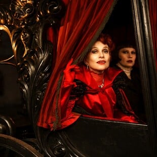 Η Isabelle Huppert ως βρικόλακας και ο Tony Leung στο πρώτο κύμα τίτλων του Sydney Film Festival