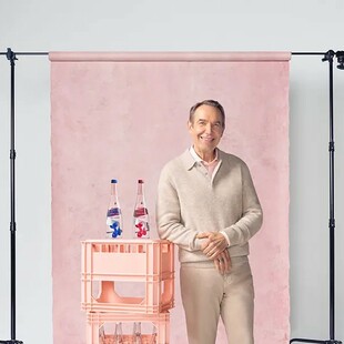 Ο Jeff Koons βάζει το Balloon Dog στα επετειακά μπουκάλια της Evian