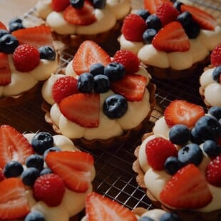 Λαχταριστές τάρτες της πόλης με φράουλες και berries