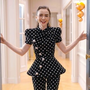 Παρέα με την Λίλι Κόλινς στο σετ του «Emily in Paris»