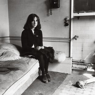 Sophie Calle: η έκθεση όπου η απουσία, η μνήμη και ο πόθος γίνονται τέχνη