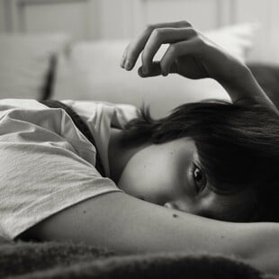 Γιατί η Gen Z υποφέρει από κοινωνικό τζετ λαγκ και κοινωνική άπνοια στον ύπνο