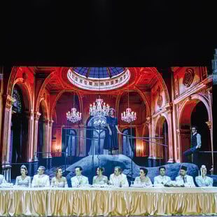 Αλεξάνδρεια: Για λίγες ακόμα παραστάσεις, η πόλη-μνήμη ζωντανεύει στη σκηνή του Παλλάς