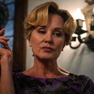 Η Jessica Lange γύρισε στο American Horror Story και το Murder House πλανάται ξανά από πάνω της