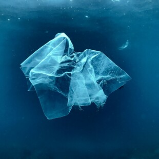 Ερευνητές του Κέιμπριτζ μετατρέπουν πλαστικά απόβλητα και οξύ μπαταριών σε «καθαρό» υδρογόνο