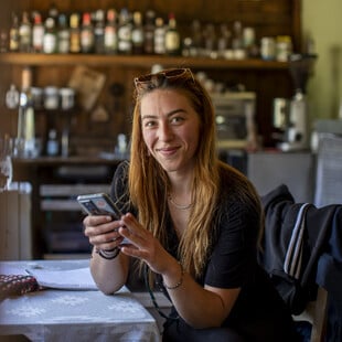 «Οι Μελισσουργοί έγιναν το σπίτι μου, με έσωσαν από τους εσωτερικούς μου δαίμονες»