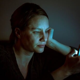 Δεν χαλάει τον ύπνο σου το μπλε φως του κινητού τελικά