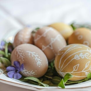 Από τα αυγά μέχρι τα ξωκλήσια: Πέντε παραδόσεις της Μεγάλης Πέμπτης στη χώρα