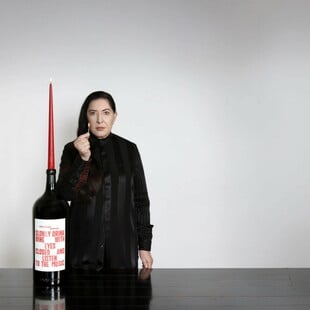 Η Μαρίνα Αμπράμοβιτς μετατρέπει μια φιάλη κρασιού σε περφόρμανς