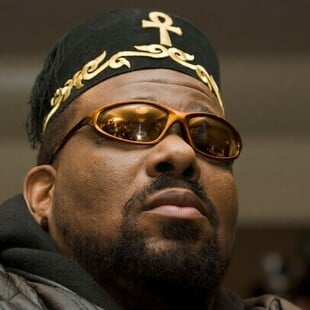 Πέθανε ο Αφρίκα Μπαμπάατα, από τις πιο καθοριστικές και πιο αμφιλεγόμενες μορφές της πρώιμης hip-hop