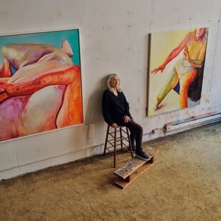 Στα 93 της, η Τζόαν Σεμέλ ζωγραφίζει ακόμη το γυμνό σώμα της χωρίς καμία ντροπή