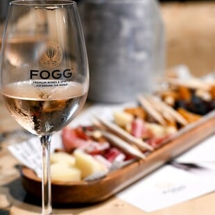 Η Σκιάθος «τσουγκρίζει» για την έναρξη της σεζόν: Το οινικό ραντεβού που καθορίζει τις λίστες του νησιού