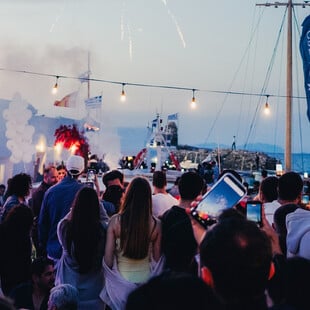 Πάσχα στην Πάρο με την Grey Goose: Το κυκλαδίτικο γλέντι στο γραφικό λιμανάκι της Νάουσας