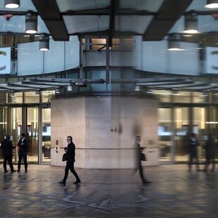 BBC: Προχωρά σε 2.000 απολύσεις