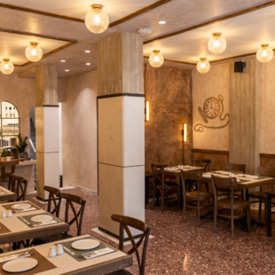 «Της μάνας σου»: Μια νέα άφιξη στη Θεσσαλονίκη που σερβίρει γεύσεις και αναμνήσεις