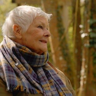 Στον κήπο της Τζούντι Ντεντς κάθε δέντρο θυμίζει κάποιον που έφυγε