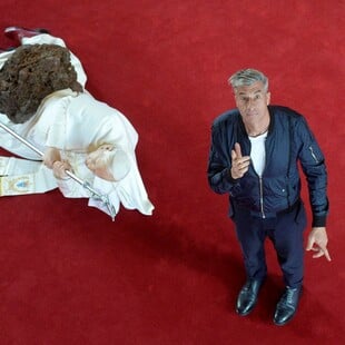 Σιωπή, αμαρτία και θέαμα: τι ακριβώς κάνει τώρα ο Μαουρίτσιο Κατελάν