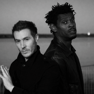 Οι Massive Attack επέστρεψαν με τον Tom Waits και έναν ύμνο για σκοτεινούς καιρούς