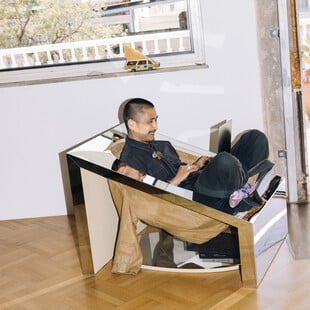 Ένα σπίτι που δεν κρύβει τις ρωγμές του