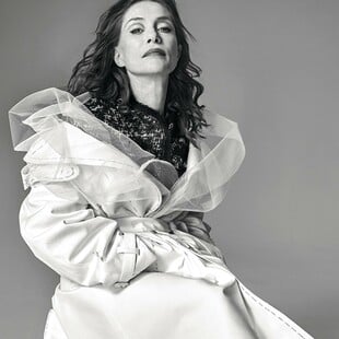 Η Ιζαμπέλ Ιπέρ ξέρει ότι ο πλούτος είναι η πιο επικίνδυνη φαντασίωση