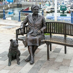 Παγκάκια με διάσημη παρέα: 8 πόλεις με αγάλματα ιστορικών προσωπικοτήτων που κάθονται δίπλα σου