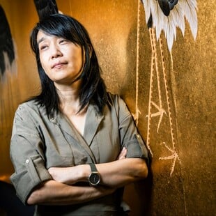 Από τη «Χορτοφάγο» στο Light and Thread: γιατί η Χαν Κανγκ μιλά σήμερα για την τέχνη σαν ανάγκη επιβίωσης