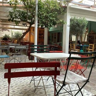 Ο Αφούσης: Η αγαπημένη ταβέρνα των Εξαρχείων επιστρέφει με νέο όνομα και την ίδια αυθεντική γοητεία