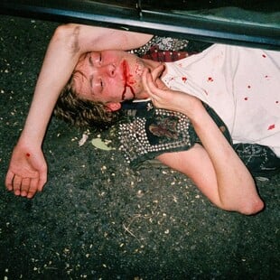 Δεν είναι μόνο οι έρωτες που σε διαλύουν: γιατί η προδοσία από έναν φίλο μένει για χρόνια