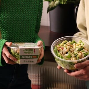 Το φαγητό on-the-go άλλαξε: 8 έτοιμες σαλάτες που κάνουν τη διαφορά