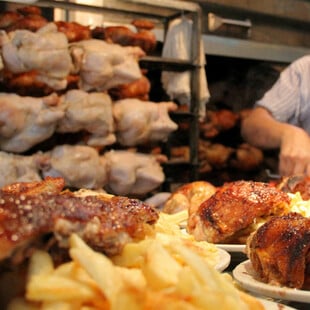 Το κοτόπουλο ως πατρίδα: Από το pollo a la brasa στο καζάνι της ajiaco