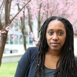 Ο Ζόχραν Μαμντάνι βάζει μια queer αρχειονόμο να φυλάξει τη μνήμη της Νέας Υόρκης