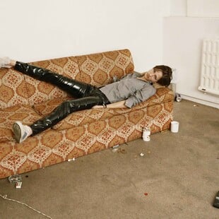 Η Tate ξανακοιτάζει τα 90s: Κέιτ Μος, ΜακΚουίν και η άλλη πλευρά της Cool Britannia