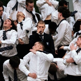 Ο Yung Lean στοιχειώνει ένα σχολείο του 2034 στο νέο φιλμ του Ρομέν Γαβρά