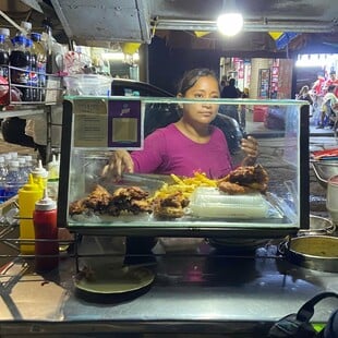 Το κοτόπουλο ως πατρίδα: Aπό το pollo a la brasa στο καζάνι της ajiaco