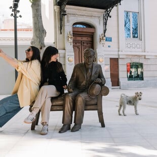 Μια θέση δίπλα στον Καβάφη