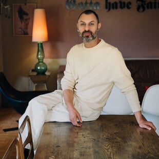 Νικόλας Γεωργίου, creative director της ελληνικής «Vogue», συνεκδότης του Dapper Dan