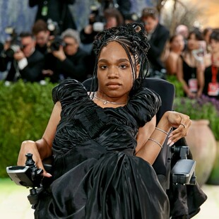 Η Αριάνα Ρόουζ Φίλιπ έγραψε ιστορία στο Met Gala: Η πρώτη χρήστρια αναπηρικού αμαξιδίου στον θεσμό