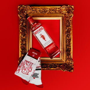 Beefeater x Ode to Socks: Το ολόφρεσκο, αναπάντεχο crossover του αθηναϊκού urban στιλ 