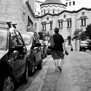 Ο Πρόδρομος Τσινικόρης δίνει φωνή στους αστέγους της Αθήνας