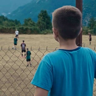 Η κατάρα του Σέλμπι Όουκς ** Shelby Oaks Σκηνοθεσία: Κρις Στάκμαν Πρωταγωνιστούν: Καμίλ Σάλιβαν, Σάρα Ντερν, Κιθ Ντέιβιντ Η Μία αναζητά απεγνωσμένα την αδελφή της, η οποία εξαφανίστηκε κατά τη διάρκεια των τελευταίων γυρισμάτων της viral ερευνητικής σειράς της, «Paranormal Paranoids». Όταν καταπιεσμένες αναμνήσεις αρχίζουν να έρχονται στην επιφάνεια, τα όρια μεταξύ πραγματικότητας και παραίσθησης θολώνουν. Στα μέσα των ’00s, όταν η παρακολούθηση και η καταγραφή άρχισαν να νομιμοποιούνται στο όνομα της ασφ