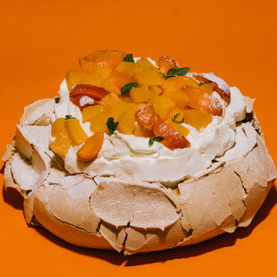 Pavlova με βερίκοκα